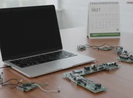 Apple rinvia il MacBook Pro OLED al 2027: crisi di componenti frena l'innovazione