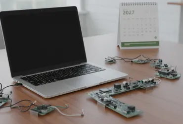 Apple rinvia il MacBook Pro OLED al 2027: crisi di componenti frena l'innovazione