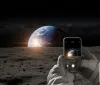 Artemis II: lo straordinario video del tramonto della Terra filmato con uno smartphone dalla Luna