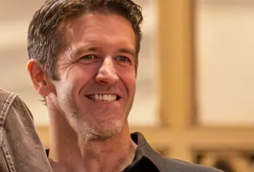 Apple volta pagina: John Ternus è il nuovo CEO, l'era dell'intelligenza artificiale ha inizio