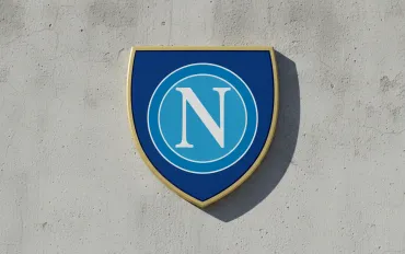 Napoli-Cremonese: Conte sfida Giampaolo tra sogni Champions e l'incubo retrocessione