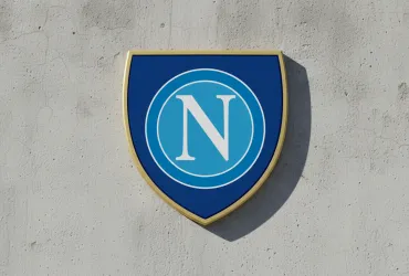 Napoli-Cremonese: Conte sfida Giampaolo tra sogni Champions e l'incubo retrocessione