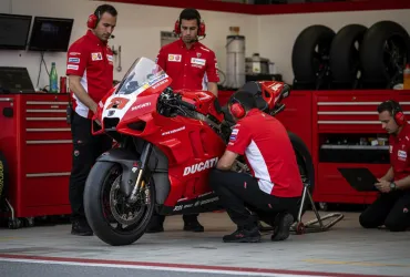 Marquez e il miracolo sotto la pioggia: Bagnaia ringrazia la sorte in un GP folle