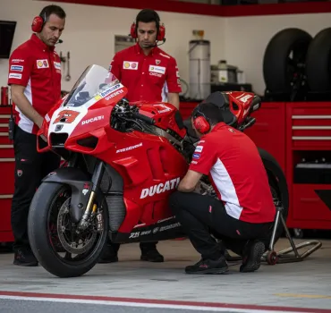 Marquez e il miracolo sotto la pioggia: Bagnaia ringrazia la sorte in un GP folle