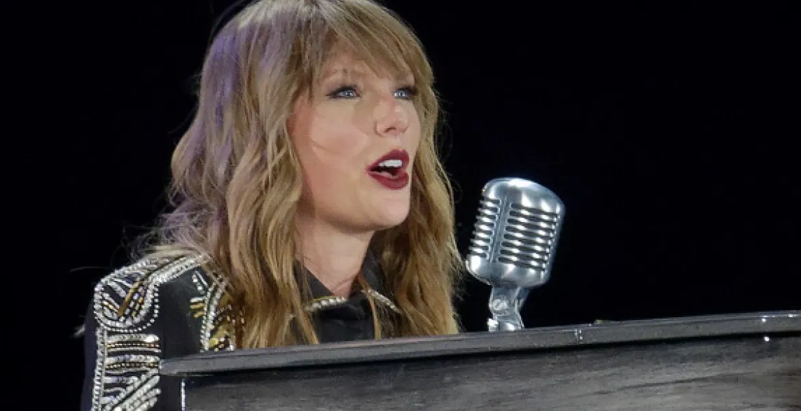 Taylor Swift sfida l'intelligenza artificiale: depositati i marchi per blindare voce e immagine