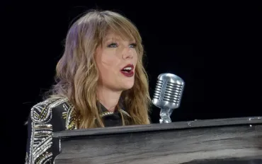 Taylor Swift sfida l'intelligenza artificiale: depositati i marchi per blindare voce e immagine