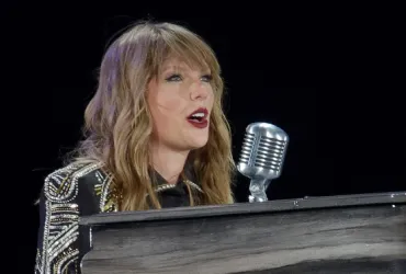 Taylor Swift sfida l'intelligenza artificiale: depositati i marchi per blindare voce e immagine