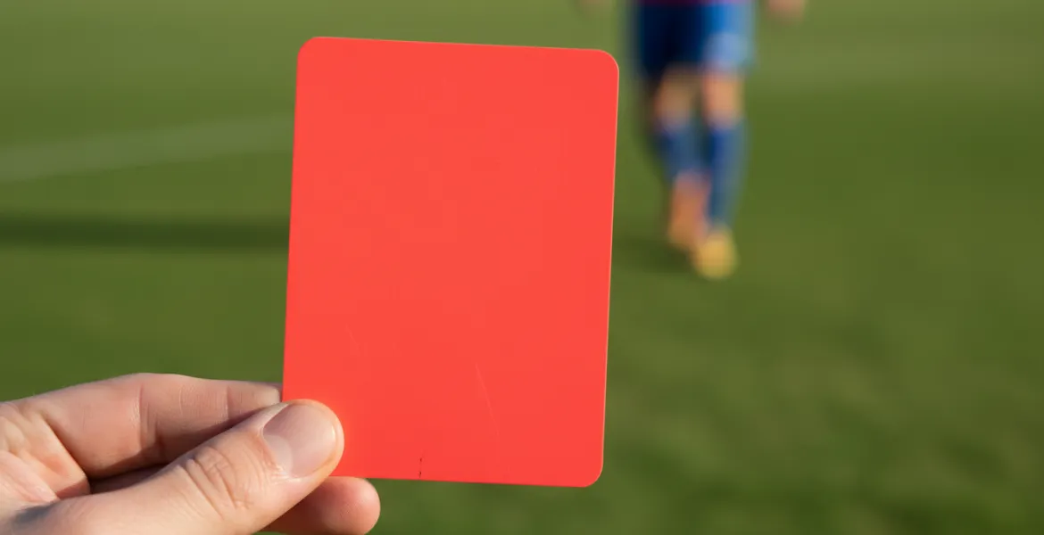 Rivoluzione regolamento: Cartellino rosso per chi si copre la bocca