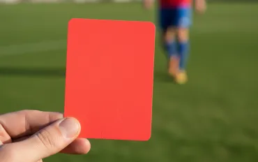 Rivoluzione regolamento: Cartellino rosso per chi si copre la bocca