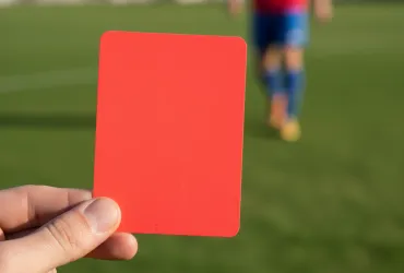 Rivoluzione regolamento: Cartellino rosso per chi si copre la bocca