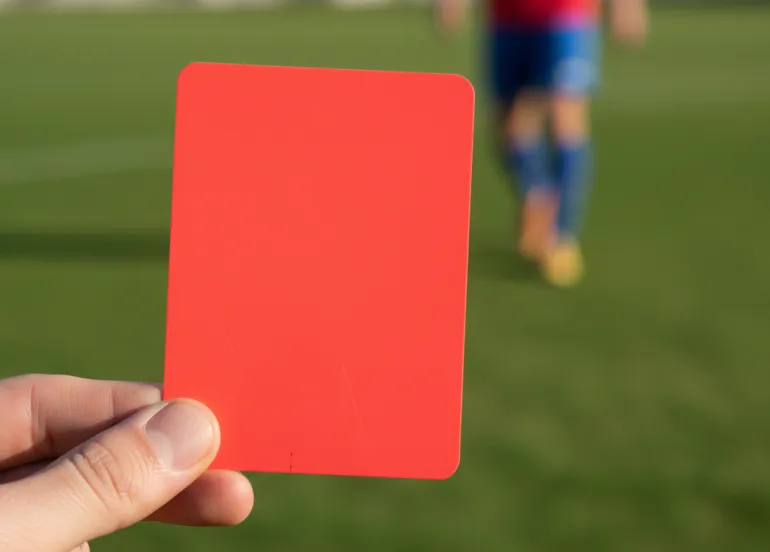 Rivoluzione regolamento: Cartellino rosso per chi si copre la bocca