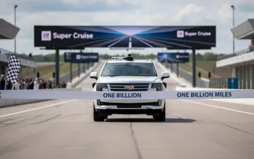 GM Super Cruise taglia il traguardo del miliardo di miglia: la sfida a Tesla si fa sempre più serrata