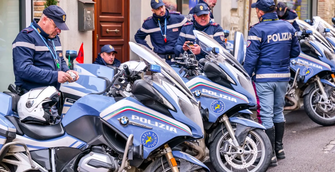 Napoli: tentata estorsione ai danni del titolare di una sala scommesse, sei arresti