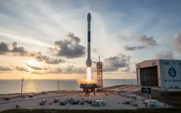 Blue Origin lancia la sfida totale a SpaceX: 100 voli New Glenn all'anno entro il 2029