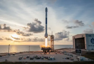 Blue Origin lancia la sfida totale a SpaceX: 100 voli New Glenn all'anno entro il 2029
