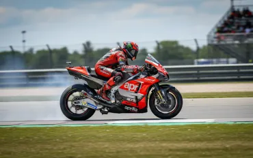 Bezzecchi e Martin: Duello mondiale per la gloria di Aprilia a Barcellona