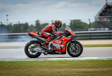 Bezzecchi e Martin: Duello mondiale per la gloria di Aprilia a Barcellona