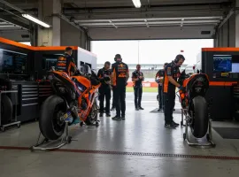 Acosta brilla a Montmeló ma frena l'entusiasmo: KTM veloce ma senza feeling