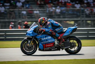 Di Giannantonio trionfa nel caos di Barcellona: Bagnaia sul podio e paura per Marquez