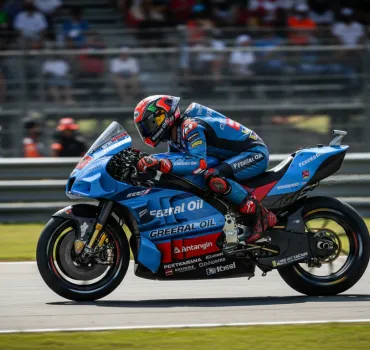 Di Giannantonio trionfa nel caos di Barcellona: Bagnaia sul podio e paura per Marquez