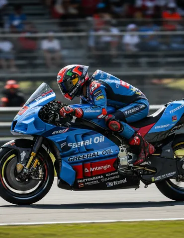 Di Giannantonio trionfa nel caos di Barcellona: Bagnaia sul podio e paura per Marquez