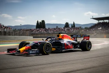 F1 in Fiamme: Max Verstappen minaccia il ritiro, scontro totale sui motori 2027