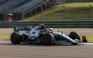 Russell stellare a Montreal: terza pole consecutiva e duello infuocato con Antonelli