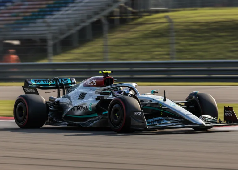 Russell stellare a Montreal: terza pole consecutiva e duello infuocato con Antonelli