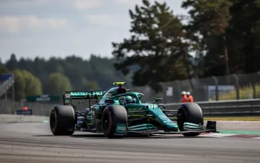 Alonso sfida il tempo: L'Aston Martin AMR26 ha ancora decimi nascosti da estrarre