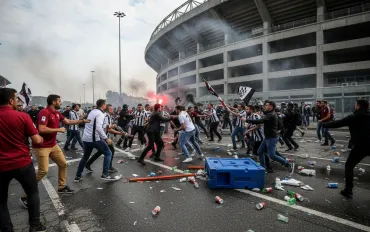 Scontri Derby Torino: Tifoso Juve tra la vita e la morte, lo stadio si ferma nel silenzio