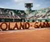 Roland Garros 2026: Djokovic soffre all'esordio, Zverev convince