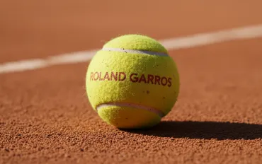 Roland Garros 2026: l'impresa storica di Cinà e il ruggito di Sonego a Parigi