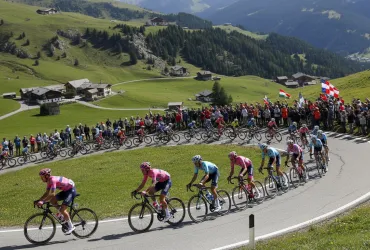 Giro d'Italia 2026: Kuss trionfa ad Alleghe, Vingegaard blinda la Rosa