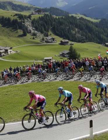 Giro d'Italia 2026: Kuss trionfa ad Alleghe, Vingegaard blinda la Rosa