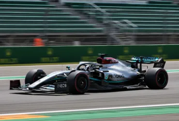Mercedes sfida la fisica in Canada: il segreto del nuovo diffusore seghettato della W17
