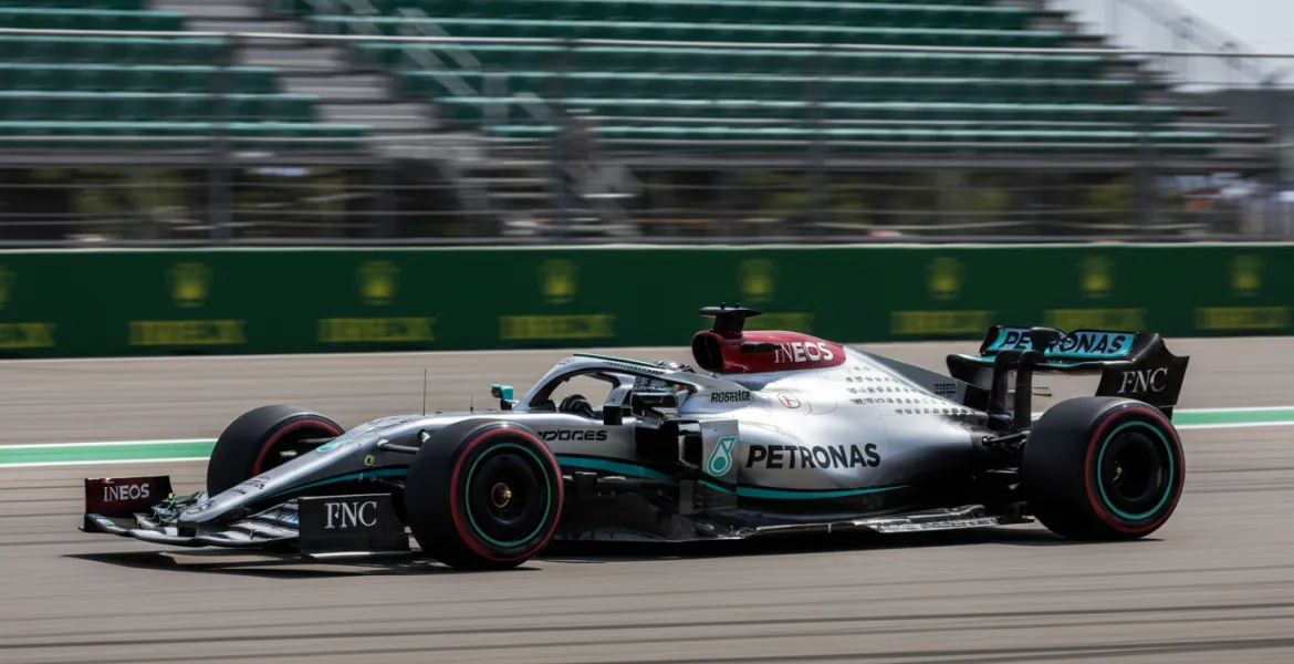 Mercedes al buio: il giallo della batteria di Russell e l'odissea del trasporto