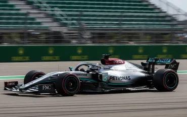 Mercedes al buio: il giallo della batteria di Russell e l'odissea del trasporto