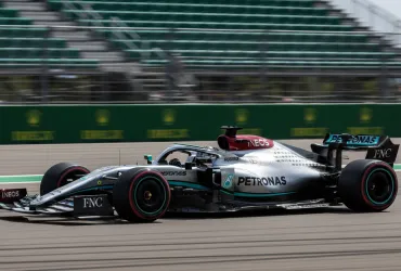 Mercedes al buio: il giallo della batteria di Russell e l'odissea del trasporto