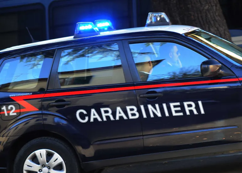 Abu­so di al­col, lu­do­pa­tia e raz­zi­smo: 22en­ne ar­re­sta­to dai ca­ra­bi­nie­ri