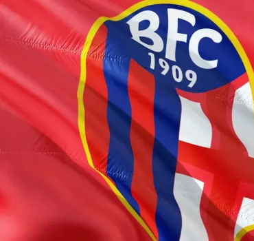Domenico Tedesco è il nuovo allenatore del Bologna: rivoluzione tattica fino al 2028