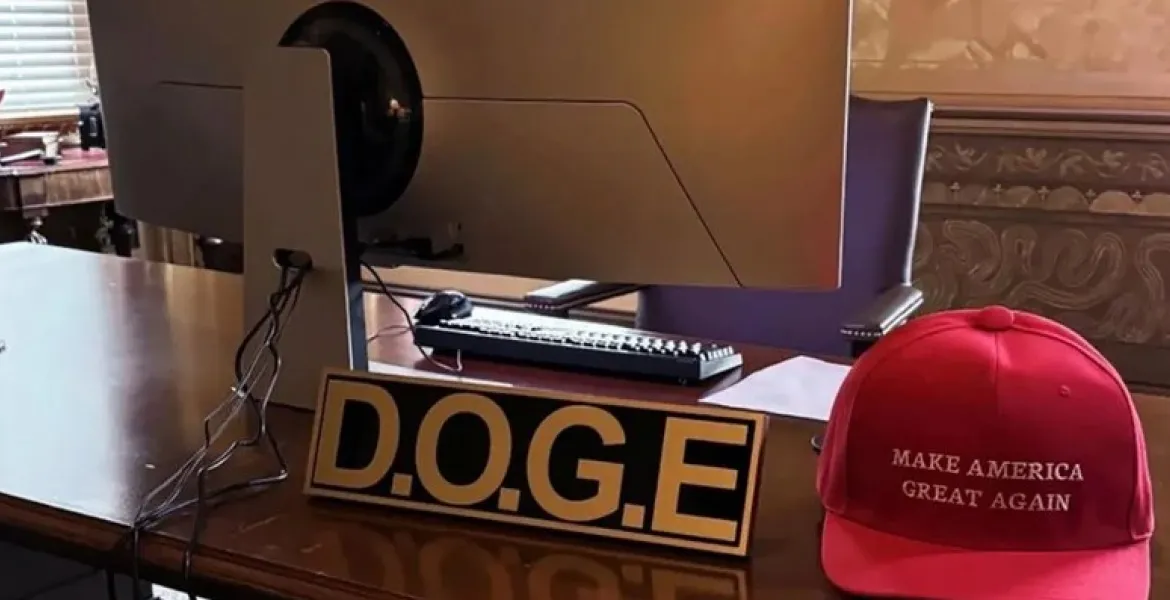 Musk comanda il DOGE con un PC da gaming: la foto del suo ufficio