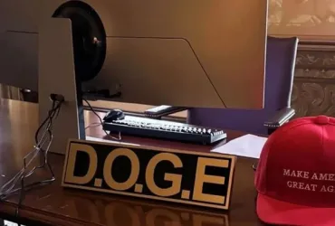 Musk comanda il DOGE con un PC da gaming: la foto del suo ufficio