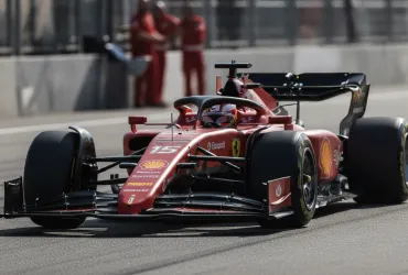 Lewis Hamilton regna a Barcellona: storica prima vittoria con la Ferrari