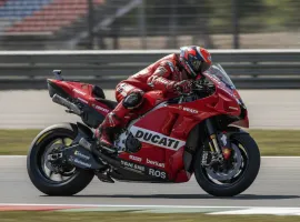 Marc Marquez sfida il limite a Brno: leader nelle Libere 1 nonostante la caduta
