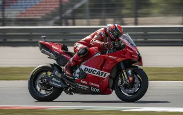 Marc Marquez sfida il limite a Brno: leader nelle Libere 1 nonostante la caduta