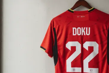 Jeremy Doku e il dilemma del Mondiale: la nascita del figlio spacca l'opinione pubblica