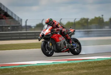 Clamoroso a Brno: Bezzecchi sospeso, spinta a un commissario e addio al GP
