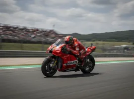 Il Cannibale colpisce ancora a Brno: Marquez riapre il mondiale, Bagnaia cede a Ogura