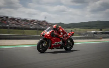 Il Cannibale colpisce ancora a Brno: Marquez riapre il mondiale, Bagnaia cede a Ogura
