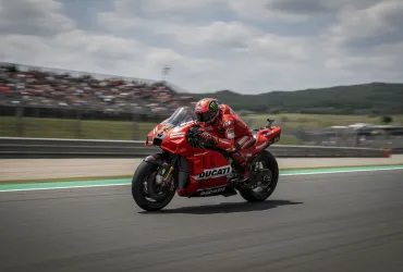 Il Cannibale colpisce ancora a Brno: Marquez riapre il mondiale, Bagnaia cede a Ogura